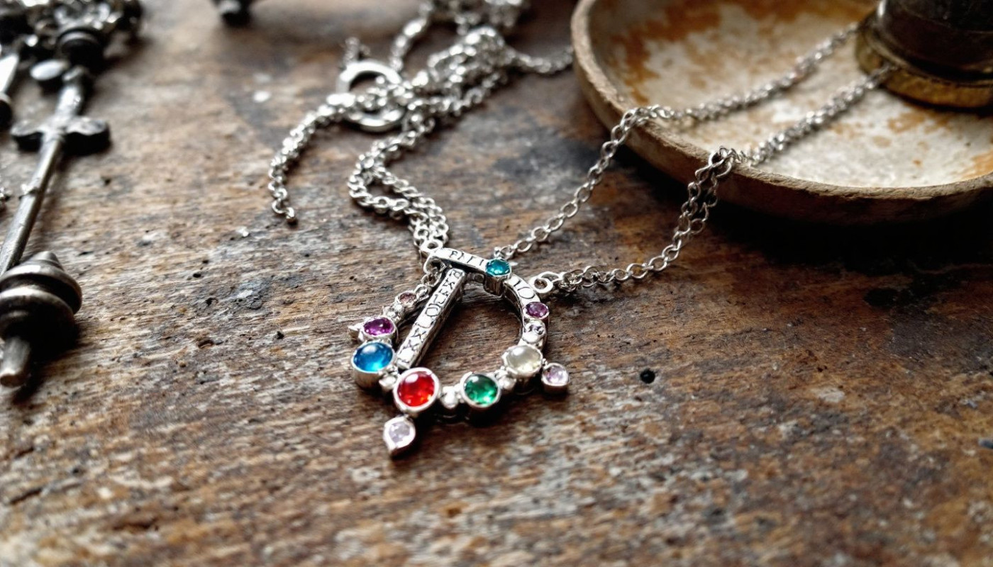 Les avantages des bijoux personnalisés comparés aux bijoux standard